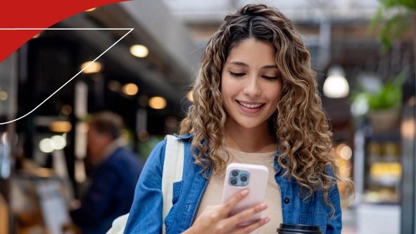 Mujer en la calle mirando su teléfono