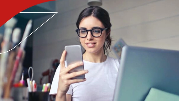 Mujer mirando su teléfono móvil