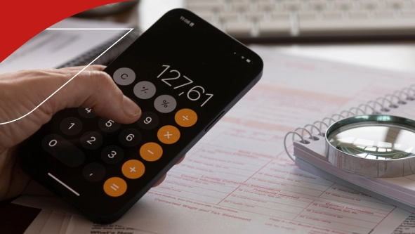 Encuadre cerrado usando calculadora del teléfono