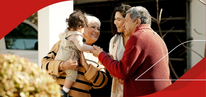 Familia multigeneracional compartiendo un momento alegre, representando el apoyo y continuidad que brinda la pensión de sobrevivencia