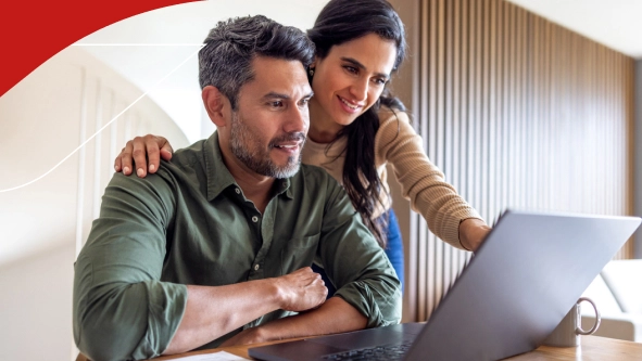 Pareja de mediana edad frente a un laptop