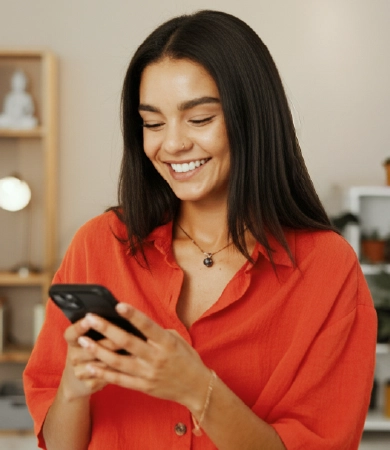mujer mirando el celular